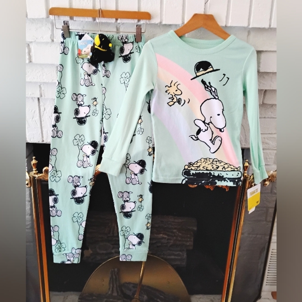 Peanuts Green Snoopy & Woodstock Pajama Set With Stuffed Snoopy Plush/ Keychain